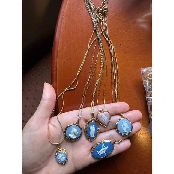 Wedgwood Cameo Pendant Necklace Blue Jasperware Gold Tone Chain England - Picture 4 of 4